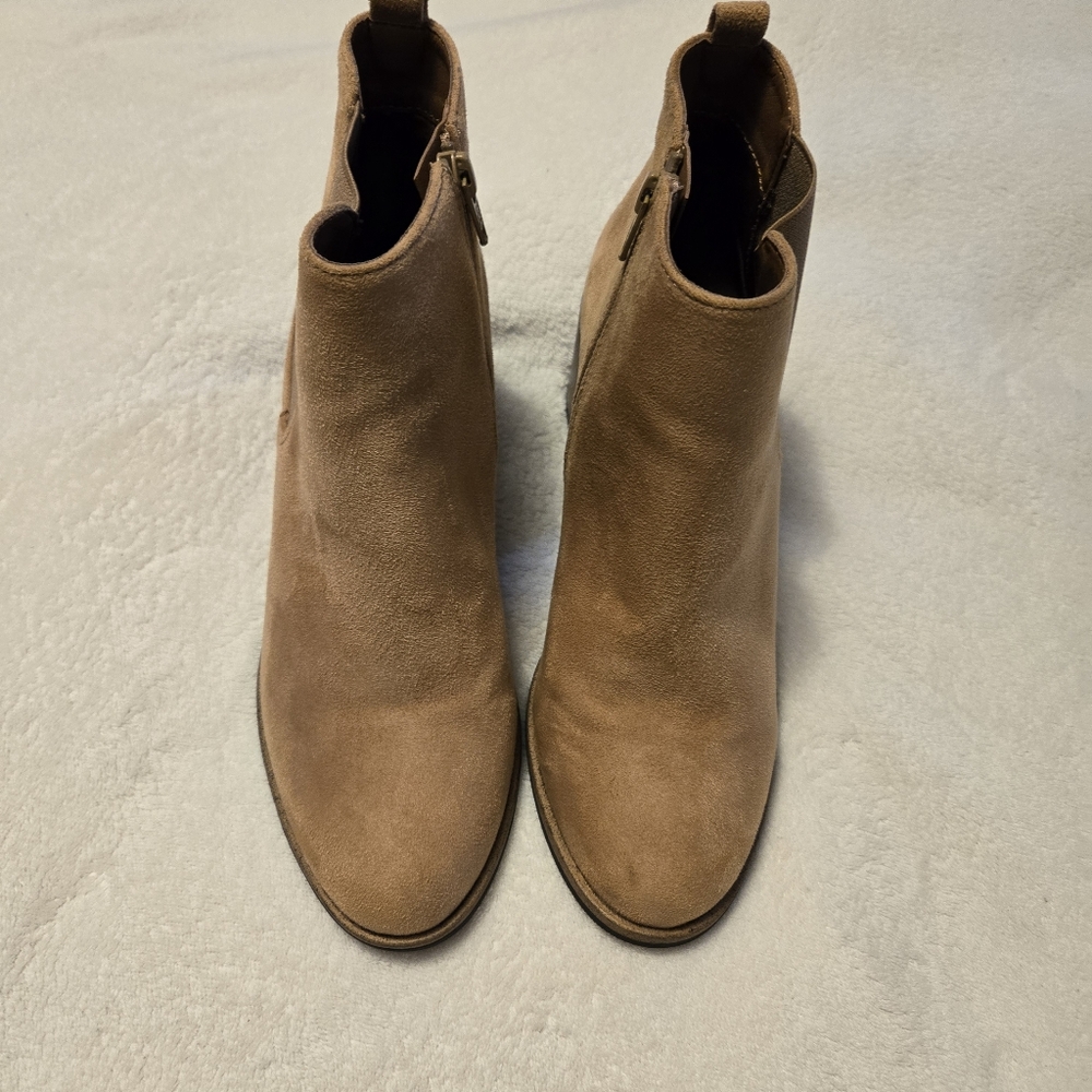 White Mountain Womens Tan Ankle Boots Faux Suede 2.5" Heel Size 8.5 - Picture 2 of 10